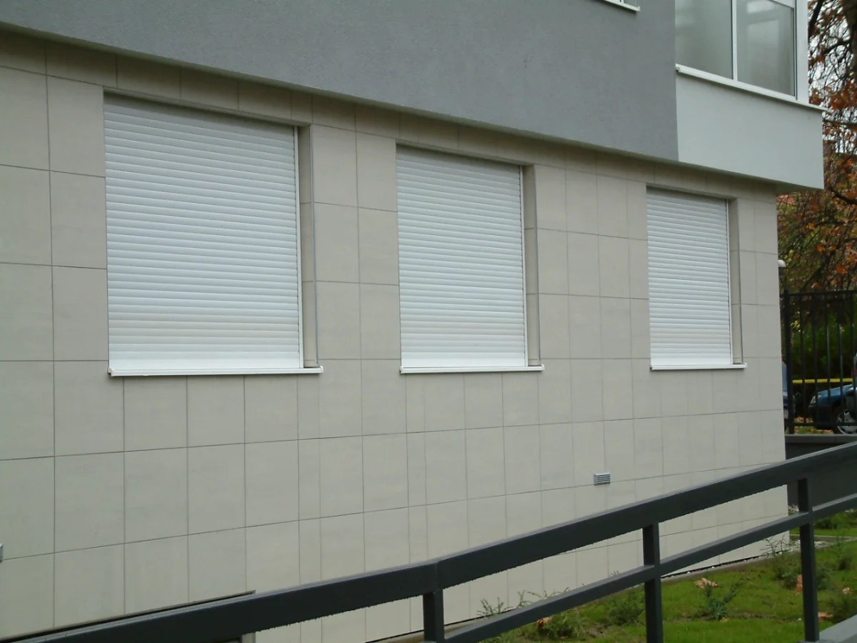 Aluminijske rolete potpuno spuštene na prozorima stambene zgrade